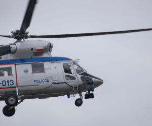 Śmigłowiec patroluje rejon Wisły