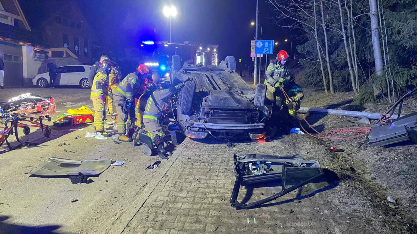 21-latek dachował w Kościelisku. Z wraku samochodu wycinali go strażacy
