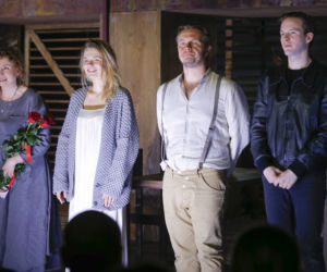 Emilia Komarnicka-Klynstra w spektaklu Łowca w teatrze Ateneum