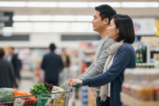 Donald Tusk przyłapany z żoną na zakupach. Jak premier odreagował spory o SAFE?