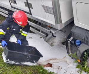 Łososina Dolna. Zderzenie dwóch dostawczaków. Ciężarówka chciała je minąć i skończyła w rowie