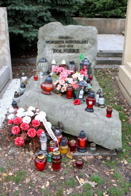 Groby Wojciech Jaruzelskiego i jego żony Barbary. Tak wyglądają pomniki