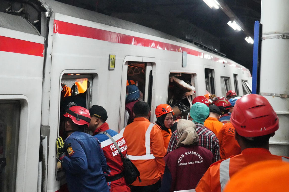 Indonezja/ Do 14 wzrosła liczba ofiar śmiertelnych kolizji pociągów, 84 osoby ranne