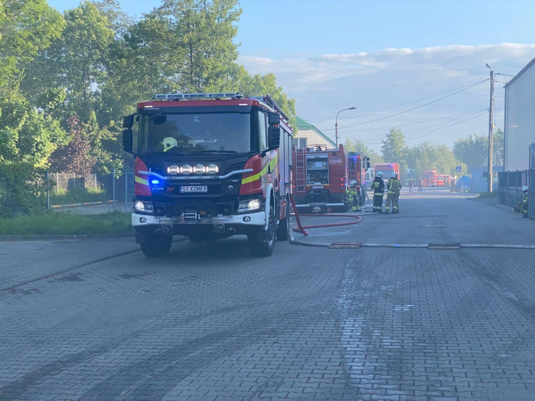 Ogromny, nocny pożar w Czechowicach-Dziedzicach. Płonęły boksy ze śmieciami