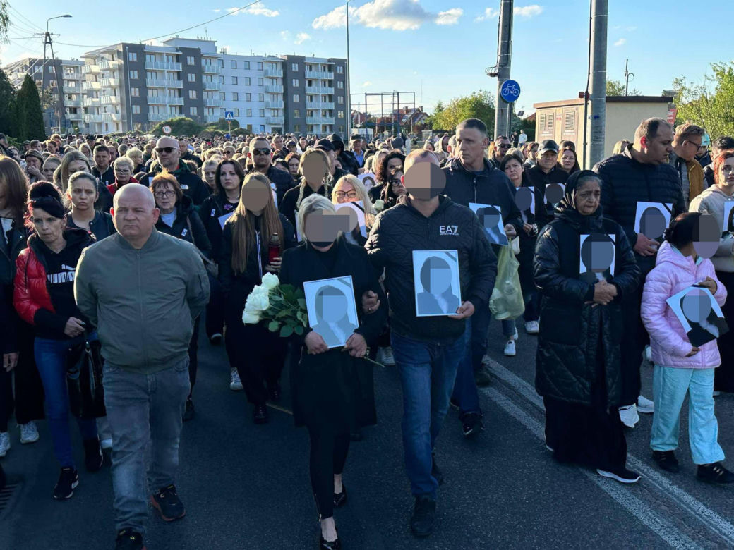 "Na takie rzeczy nie ma słów". Mieszkańcy Mławy przeszli w marszu ku pamięci zamordowanej Mai