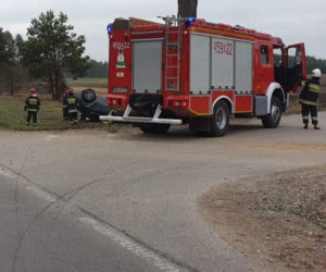 Mońki: Wypadek na DK 65. Citroen uderzył w drzewo. 7-letnia dziewczynka w szpitalu 