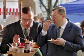Minister rolnictwa degustował świąteczne frykasy. Nie mógł się oprzeć na jarmarku wielkanocnym