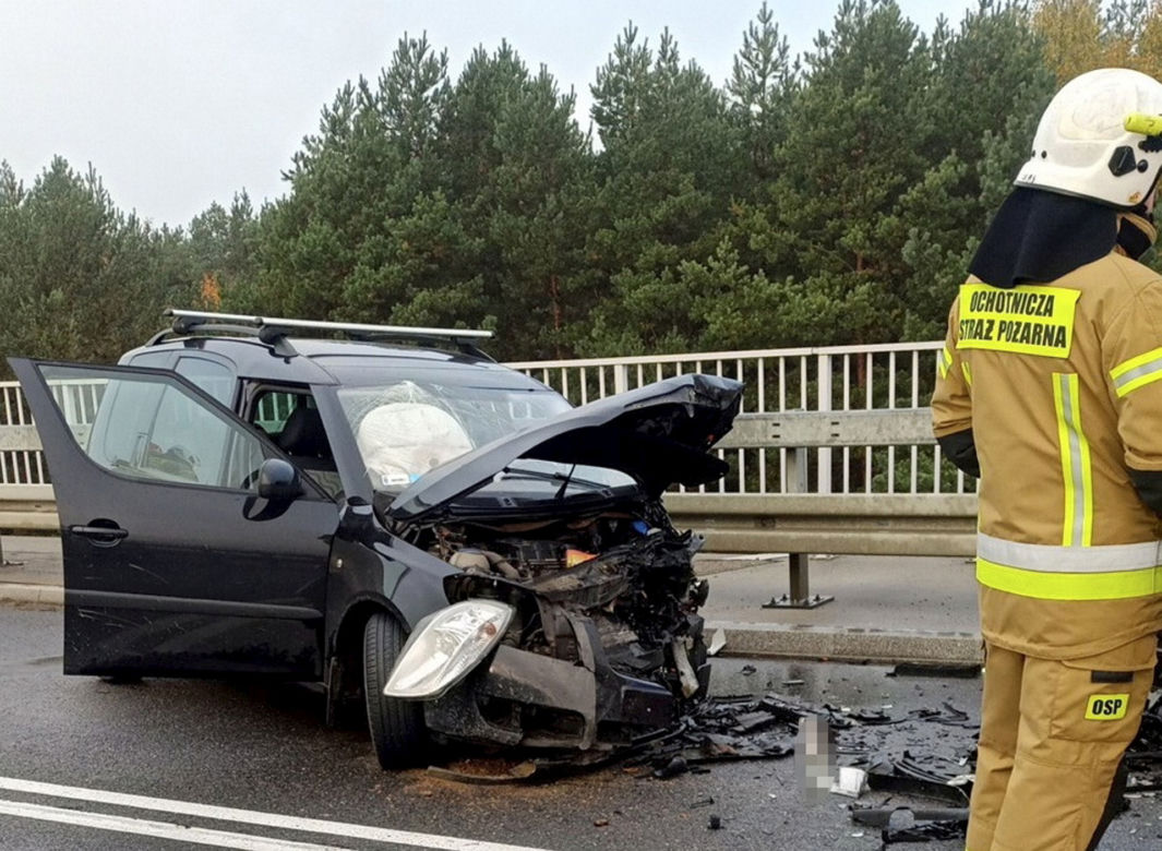 Potworny wypadek dwóch aut osobowych pod Mławą. Czołowo zderzyły się dwie skody. Trzy osoby ranne