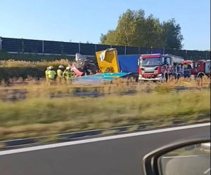 Bramownica przewróciła się na autobus. Kierowca ciężarówki zasnął za kierownicą