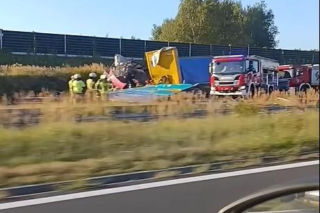 Bramownica przewróciła się na autobus. Kierowca ciężarówki zasnął za kierownicą