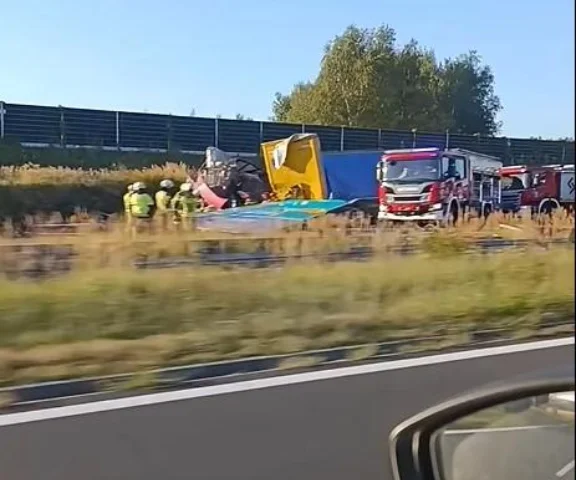 Koszmarny wypadek na A1. Bramownica spadła na autokar pełen pasażerów