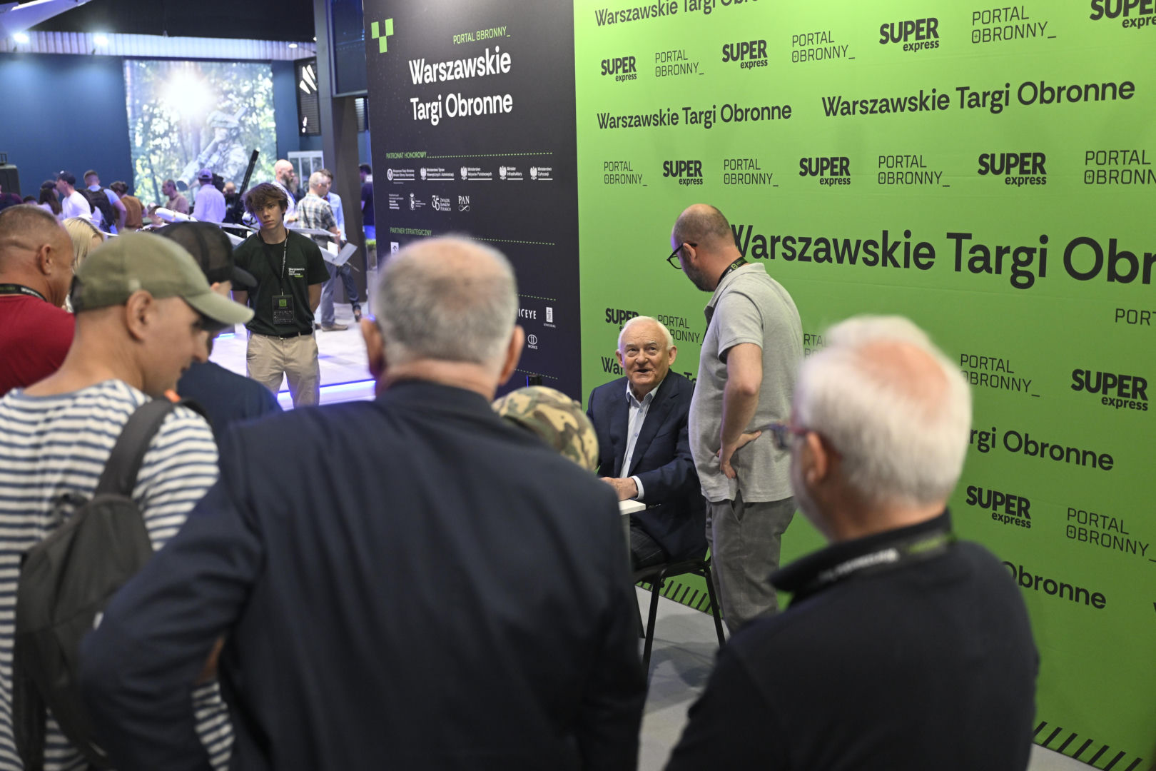 Były premier Leszek Miller na warszawskich Targach Obronnych