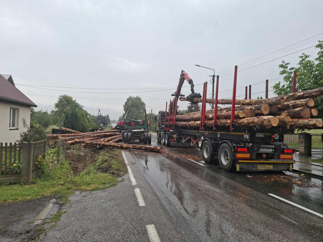 Wypadek w Mircu! Przewróciła się ciężarowka z drewnem, uszkodziła gazociąg