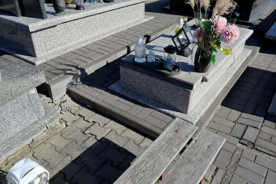 W Wielkanoc na cmentarzu główkę Milanka zmiażdżyła płyta nagrobna. Dramat się nie kończy. Miejsca tragedii strzegą aniołki