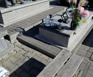W Wielkanoc na cmentarzu główkę Milanka zmiażdżyła płyta nagrobna. Dramat się nie kończy. Miejsca tragedii strzegą aniołki