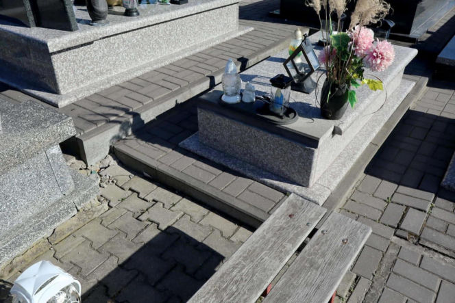 W Wielkanoc na cmentarzu główkę Milanka zmiażdżyła płyta nagrobna. Dramat się nie kończy. Miejsca tragedii strzegą aniołki