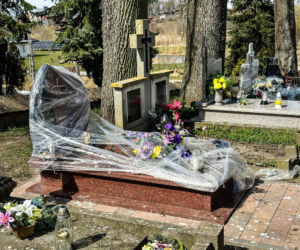 Ptasi terror w Jezioranach! Cmentarz tonie w odchodach, a mieszkańcy są bezradni. „Groby trzeba owijać folią!”