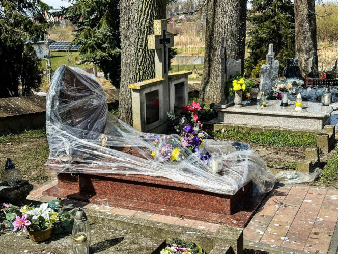 Ptasi terror w Jezioranach! Cmentarz tonie w odchodach, a mieszkańcy są bezradni. „Groby trzeba owijać folią!”