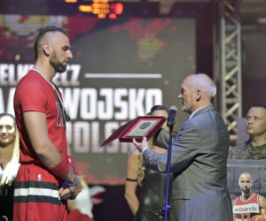 Antoni Macierewicz wygwizdany podczas meczu Gortat Team vs Wojsko Polskie