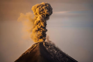 Etna paraliżuje lotnisko w Katanii. Ponad 100 tysięcy turystów