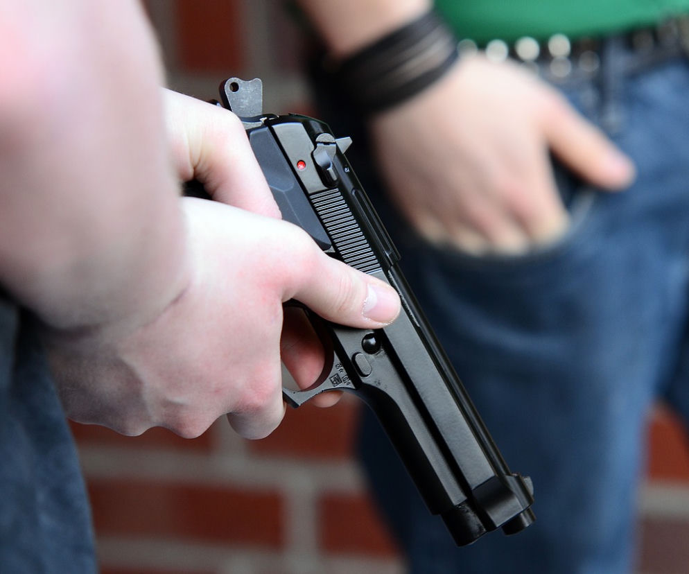 Zadzwonił na policję, mówił, że ma broń. Padły strzały!