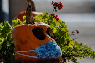 Halloween 2020. Czy można organizować zabawę? Czy dzieci mogą zbierać cukierki? [OBOSTRZENIA] 