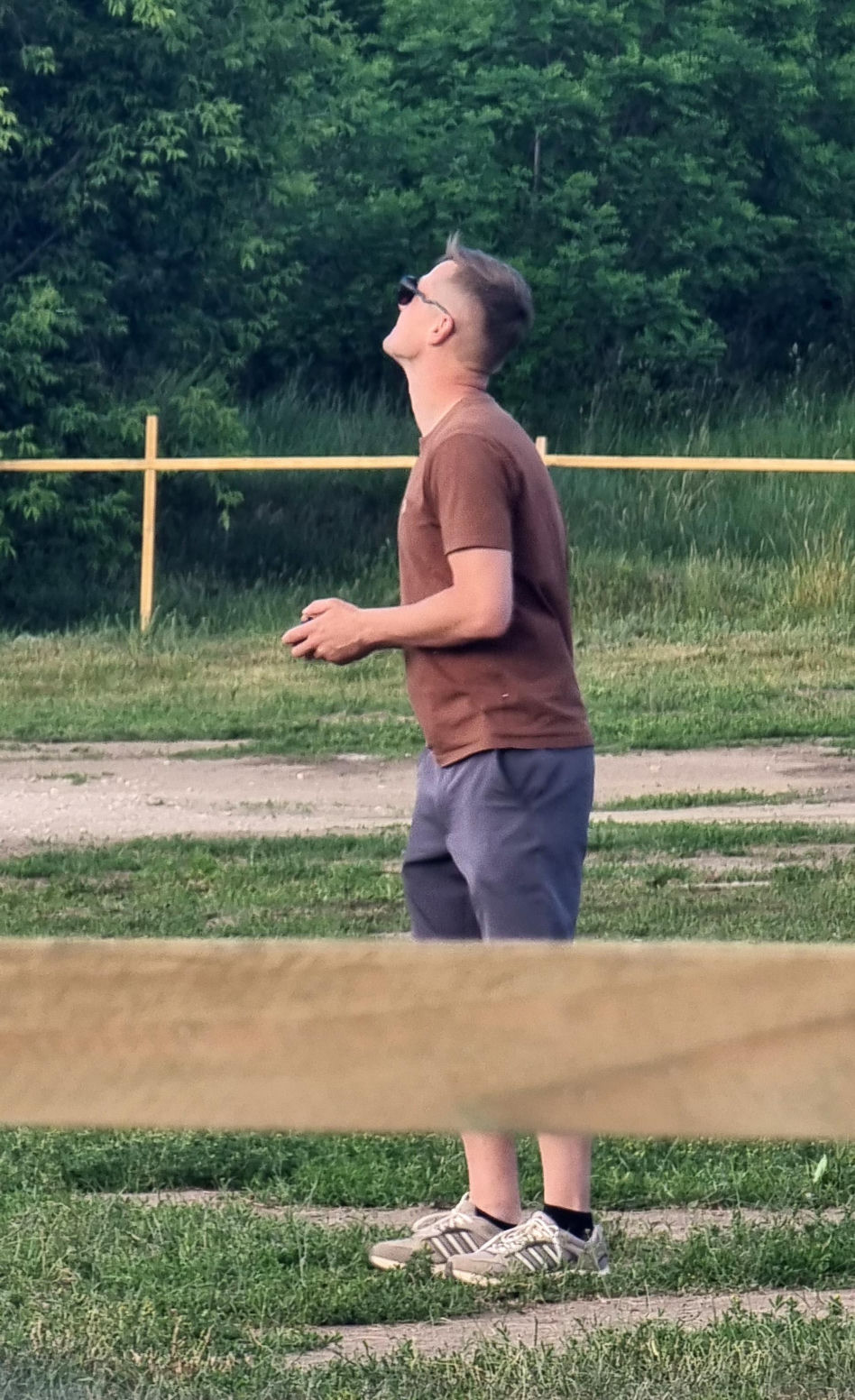 Marcin Mroczek bawi się samolotem
