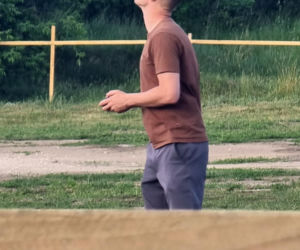 Marcin Mroczek bawi się samolotem