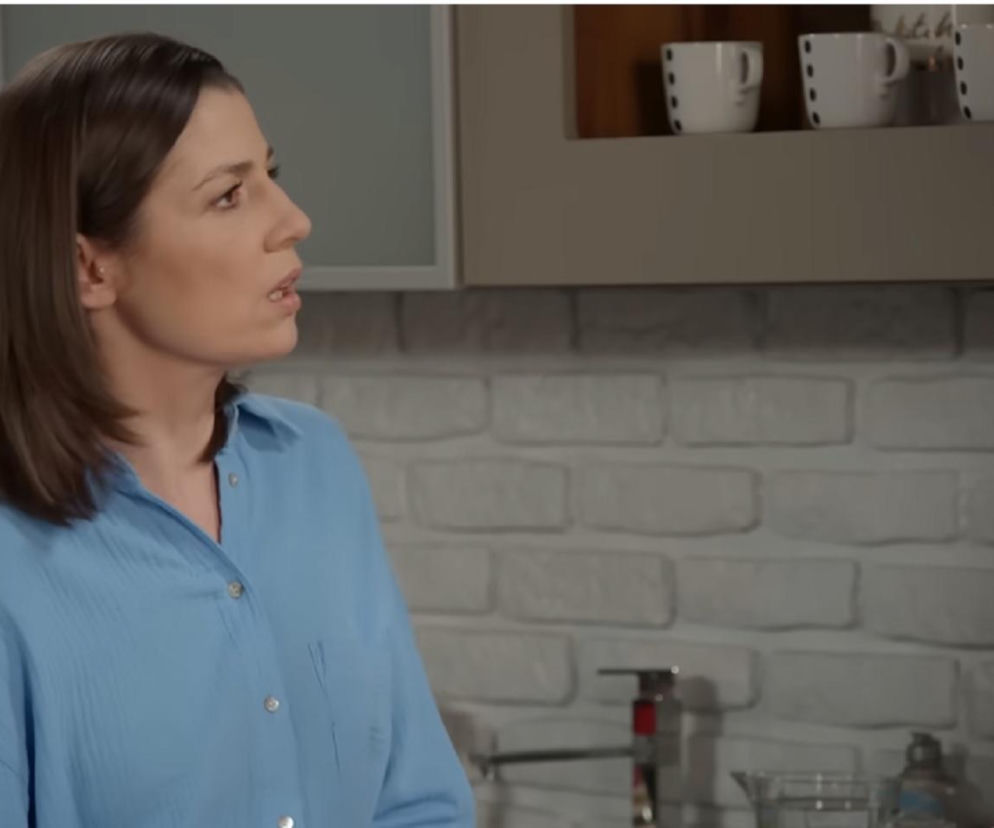 Kinga z serialu Pierwsza miłość w niebieskiej koszuli w kuchni. O ataku na bohaterkę przeczytasz na Eska.