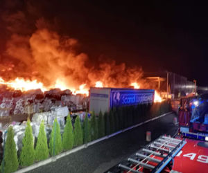 Gigantyczny pożar składowiska odpadów w Gronowie Górnym. Wstrzymano ruch pociągów! [ZDJĘCIA]