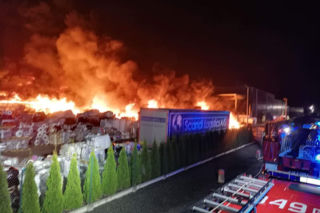 Gigantyczny pożar składowiska odpadów w Gronowie Górnym. Wstrzymano ruch pociągów! [ZDJĘCIA]