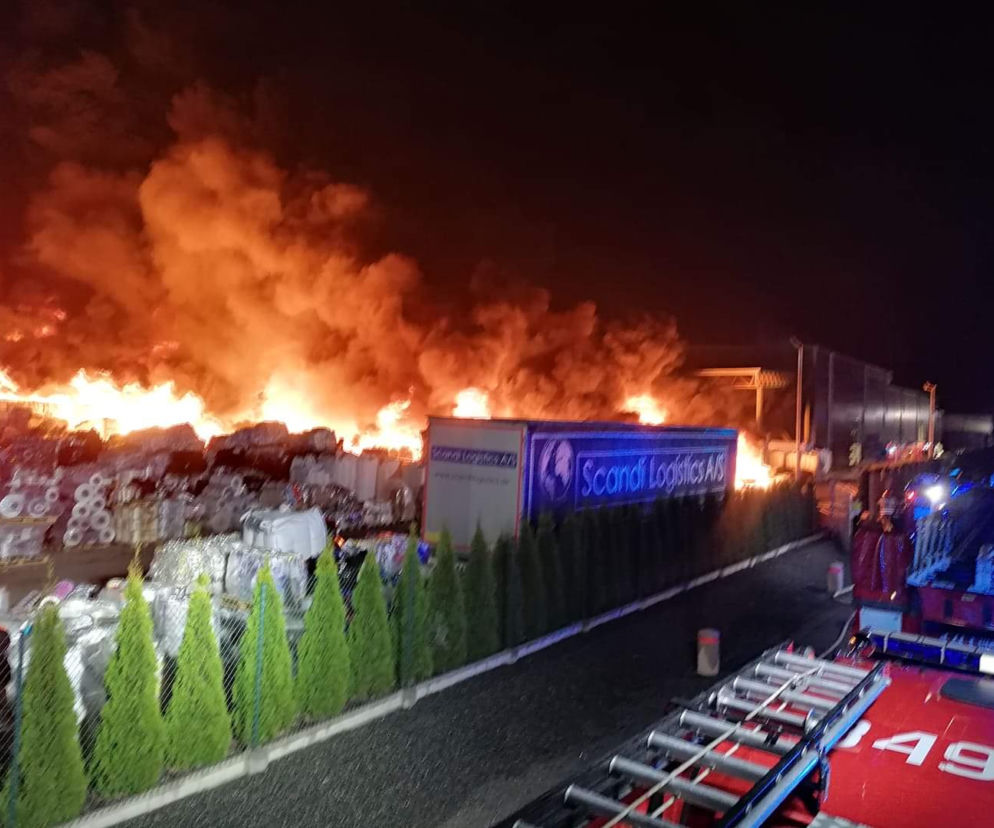 Gigantyczny pożar składowiska odpadów w Gronowie Górnym. Wstrzymano ruch pociągów! [ZDJĘCIA]