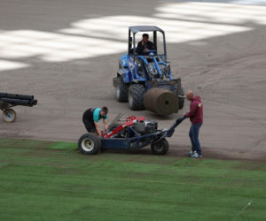 Rozkładanie murawy na Stadionie Narodowym