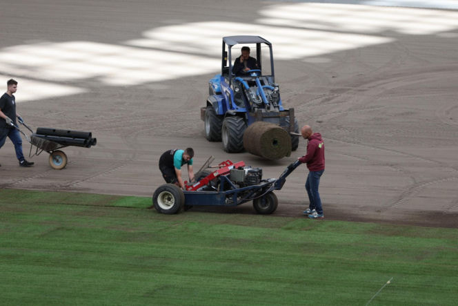 Rozkładanie murawy na Stadionie Narodowym