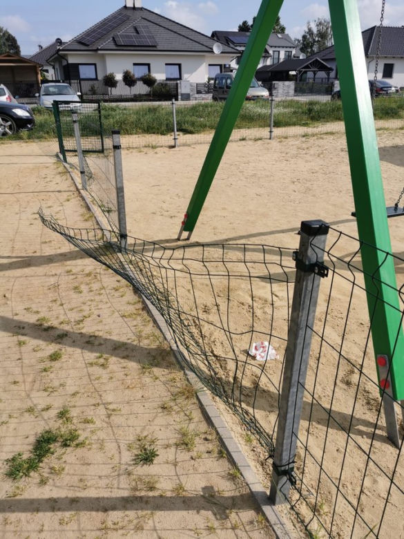 Grasowali po placach zabaw w Lesznie. Przy jednym zniszczyli ogrodzenie, na drugim huśtawkę