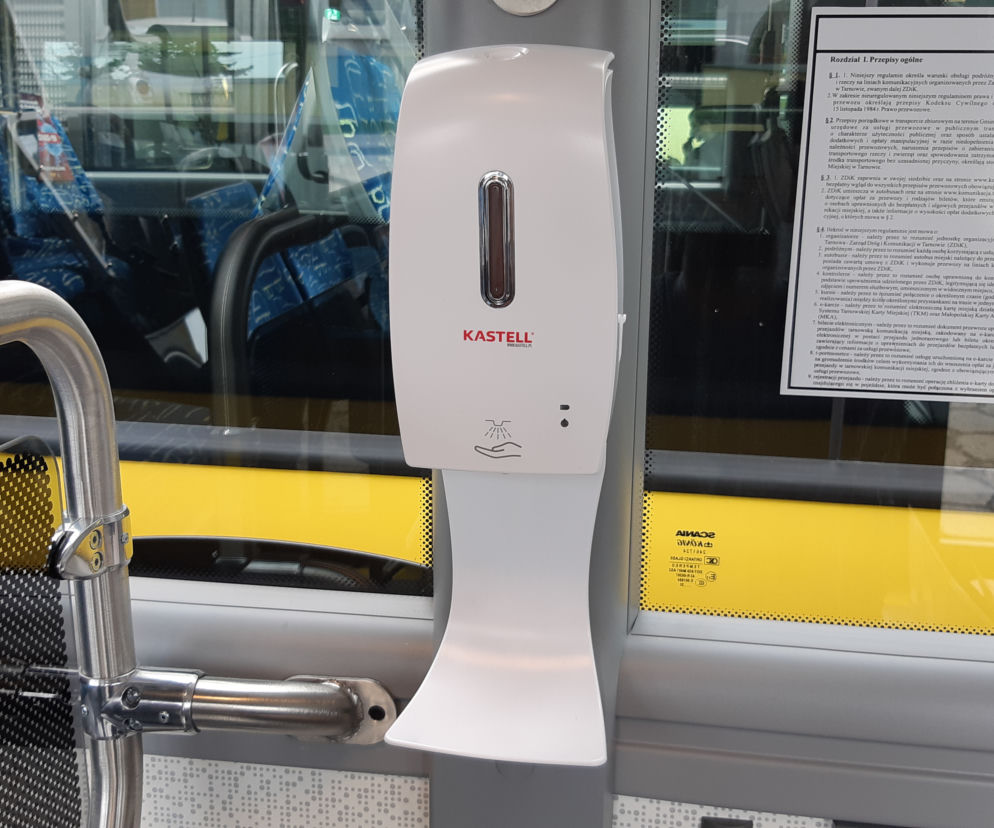 Dezynfekcja rąk w autobusie
