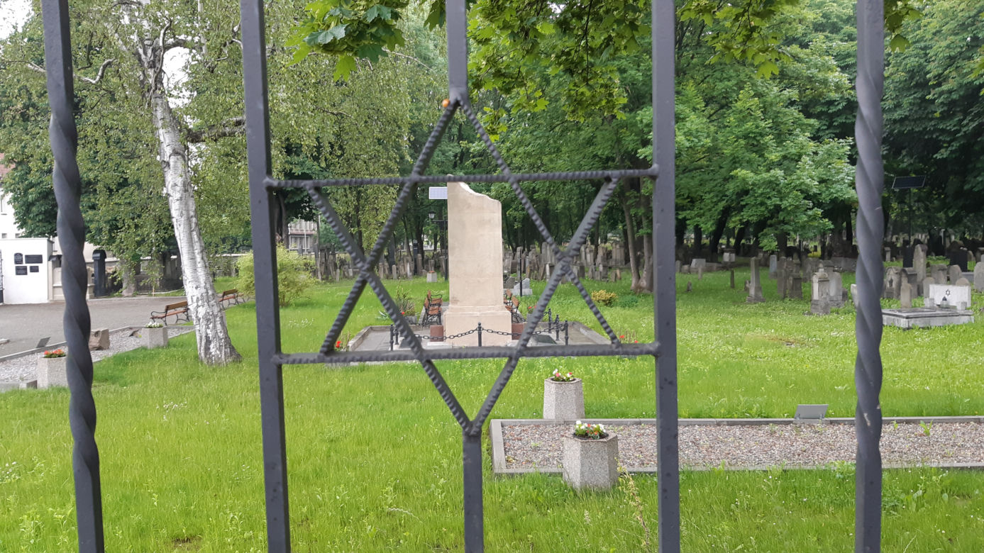 Kirkut pomalowany przez pseudo graficiarzy