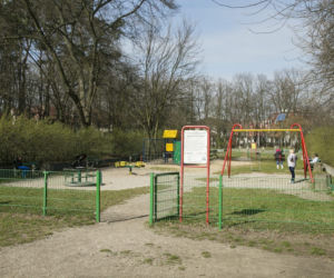 Kolejne dzielnice zamykają place zabaw