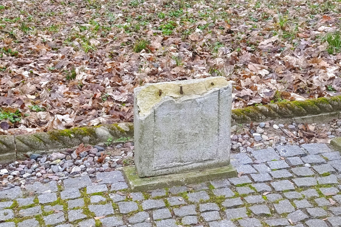Wandalizm w lapidarium