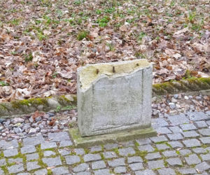 Wandalizm w lapidarium