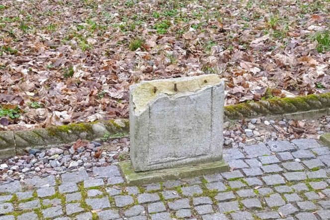 Wandalizm w lapidarium
