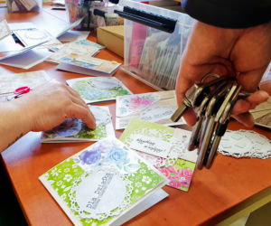 Więźniowie przygotowali kartki świąteczne dla dziadków