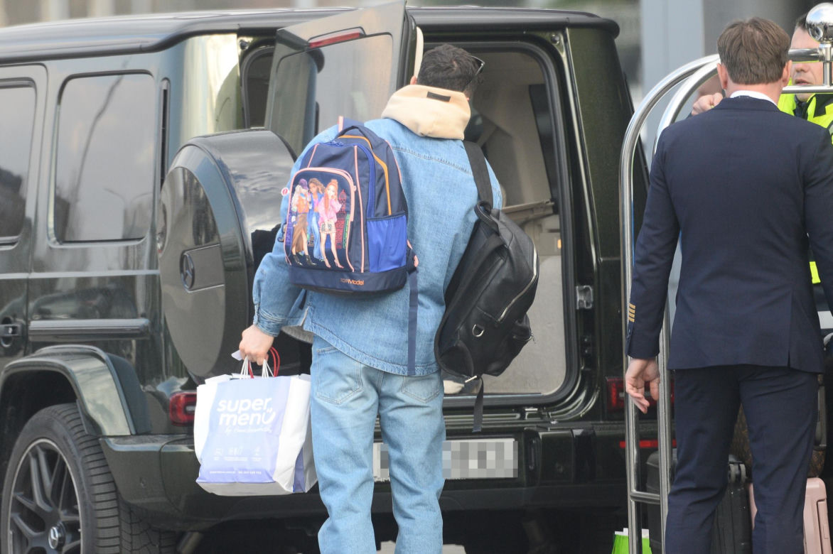 Robert Lewandowski z rodziną na lotnisku