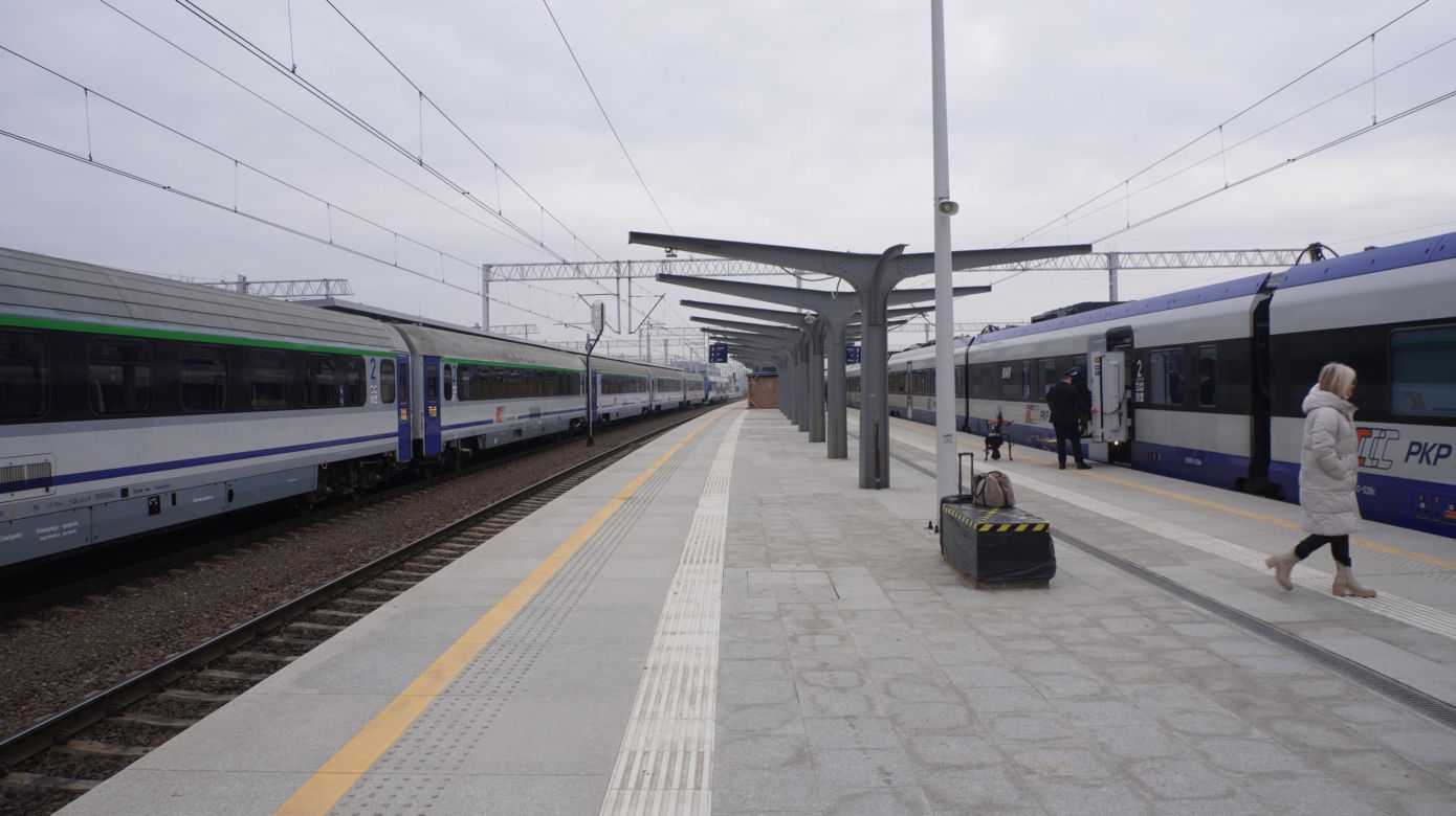 Dworzec Olsztyn Główny coraz bliżej. Postępują prace przy budynku oraz na peronach