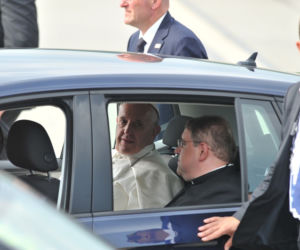 Papież Franciszek jeździ Volkswagenem Golfem