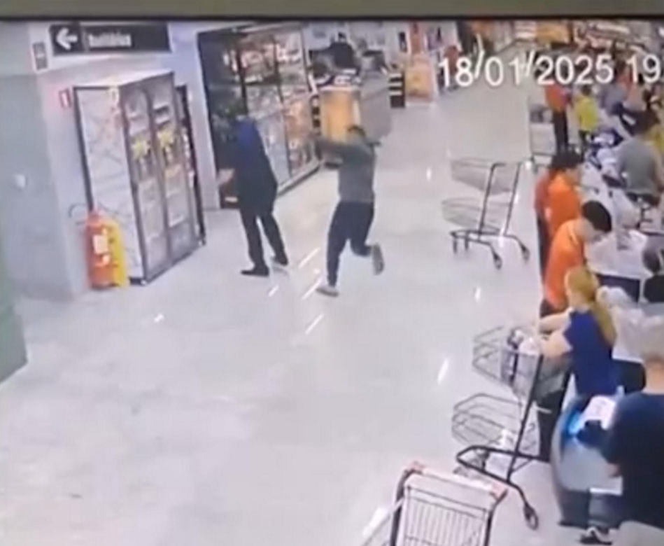 Mąż pracownicy supermarketu uderzył łopatą jej szefa. W sklepie pełno ludzi, wszystko się nagrało!
