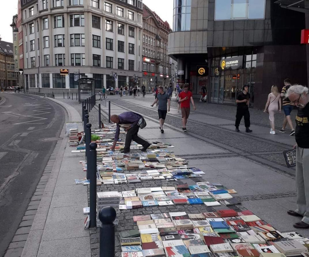 Sprzedaje książki na ulicy
