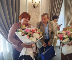 Pamiątkowe medale, legitymacje i kwiaty z okazji 50-lecia pożycia małżeńskiego odebrało w Siedlcach osiem par