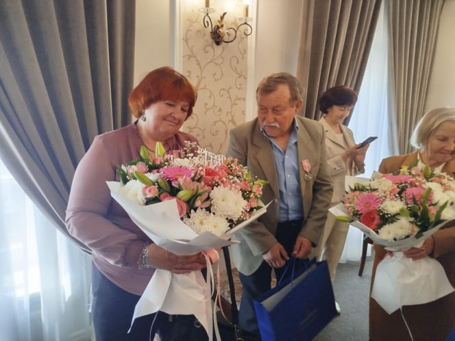 Pamiątkowe medale, legitymacje i kwiaty z okazji 50-lecia pożycia małżeńskiego odebrało w Siedlcach osiem par