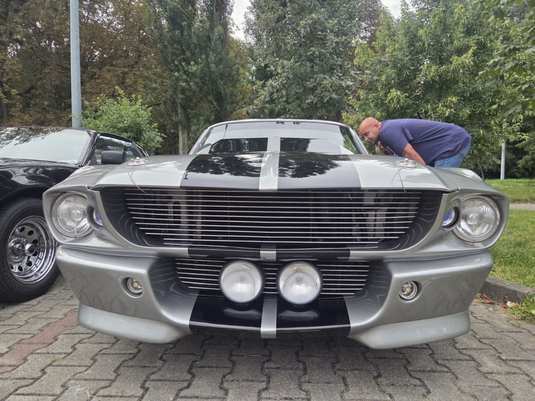 Motoryzacyjne legendy pod Torbydem. „Bydgoskie Klasyki Nocą” znów przyciągnęły tłumy